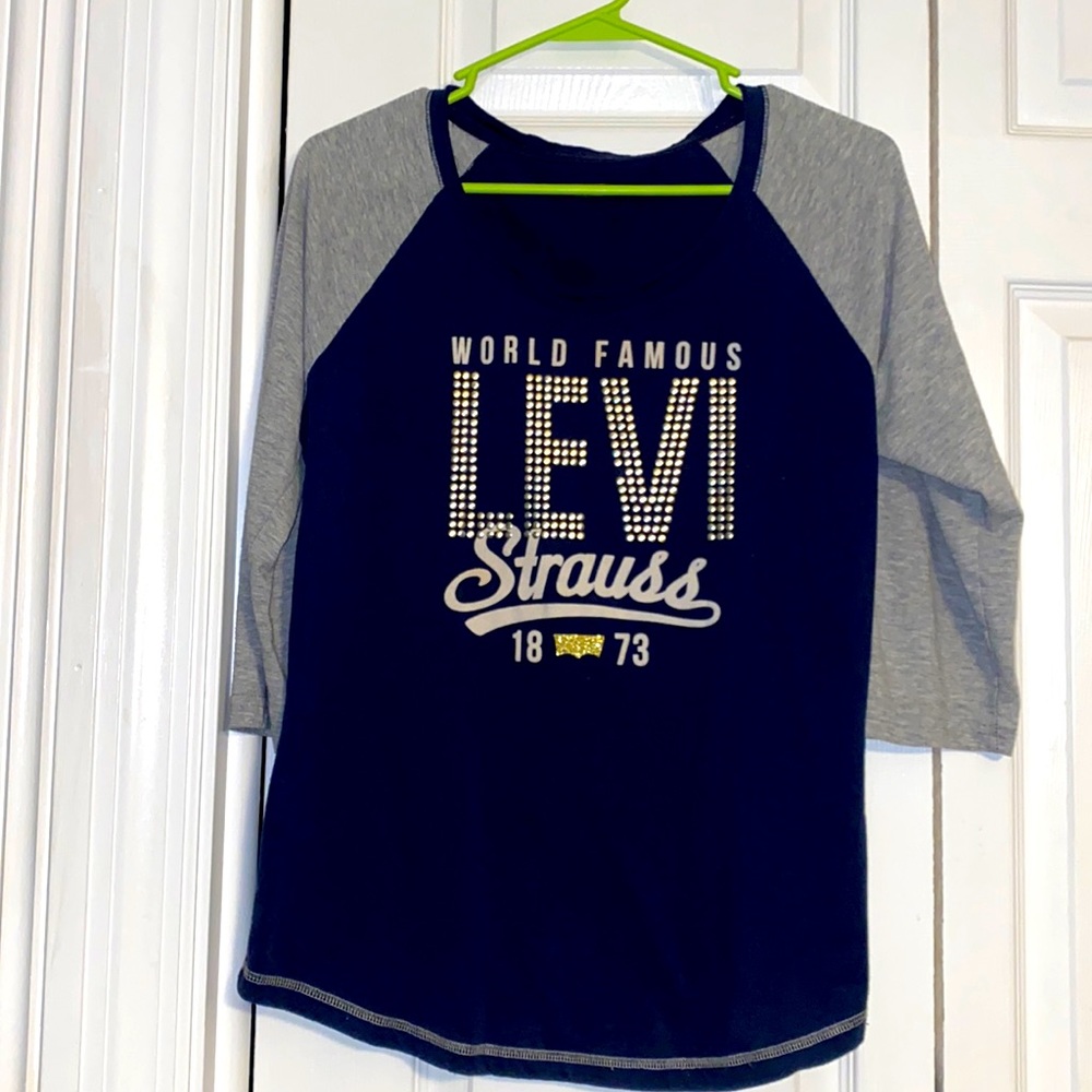 Women’s size medium Levi’s 3/4 sleeve raglan bling shirt.